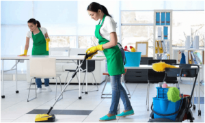 عاملات تنظيف بالساعة